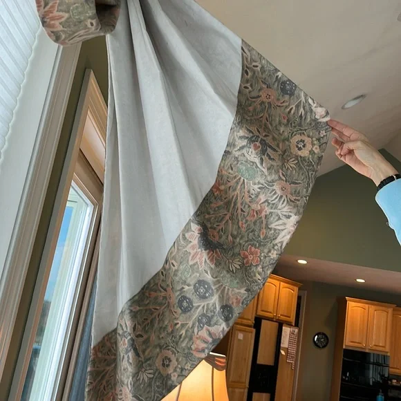 Custom Draperies Swags and Jabots - Picture 5 of 11